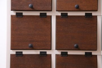 ラフジュ工房オリジナル　鉄脚付き　3×3マス　メンズライクにも似合うパタパタ扉のペイントマス目棚(収納棚、戸棚、ロッカー、店舗什器、キャビネット)(R-034434)