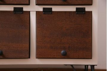 ラフジュ工房オリジナル　鉄脚付き　3×3マス　メンズライクにも似合うパタパタ扉のペイントマス目棚(収納棚、戸棚、ロッカー、店舗什器、キャビネット)(R-034434)