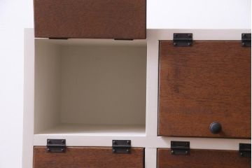 ラフジュ工房オリジナル　鉄脚付き　3×3マス　メンズライクにも似合うパタパタ扉のペイントマス目棚(収納棚、戸棚、ロッカー、店舗什器、キャビネット)(R-034434)