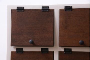 ラフジュ工房オリジナル　鉄脚付き　3×3マス　メンズライクにも似合うパタパタ扉のペイントマス目棚(収納棚、戸棚、ロッカー、店舗什器、キャビネット)(R-034434)