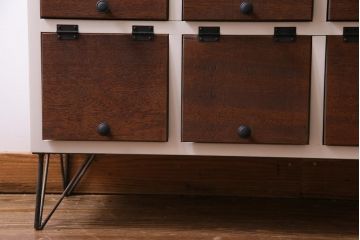 ラフジュ工房オリジナル　鉄脚付き　3×3マス　メンズライクにも似合うパタパタ扉のペイントマス目棚(収納棚、戸棚、ロッカー、店舗什器、キャビネット)(R-034434)