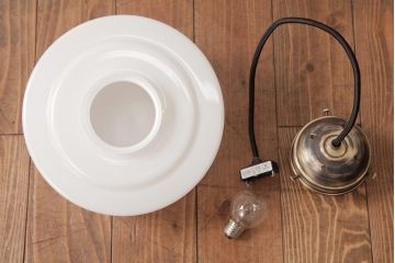 昭和レトロ　戦前　シンプルな乳白ガラスのペンダントライト(吊り下げ照明、天井照明)(1)