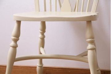 ペイント家具　貫のデザインが個性的なイギリスビンテージのホイールバックチェア(板座チェア)