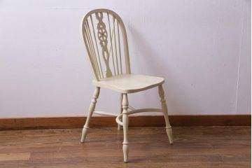 ペイント家具　貫のデザインが個性的なイギリスビンテージのホイールバックチェア(板座チェア)