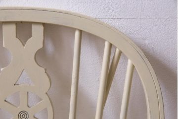 ペイント家具　貫のデザインが個性的なイギリスビンテージのホイールバックチェア(板座チェア)