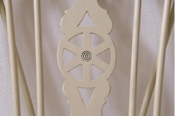 ペイント家具　貫のデザインが個性的なイギリスビンテージのホイールバックチェア(板座チェア)