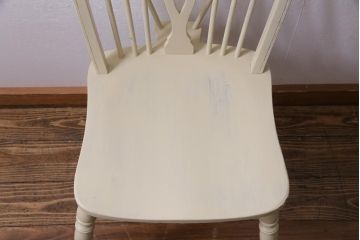 ペイント家具　貫のデザインが個性的なイギリスビンテージのホイールバックチェア(板座チェア)
