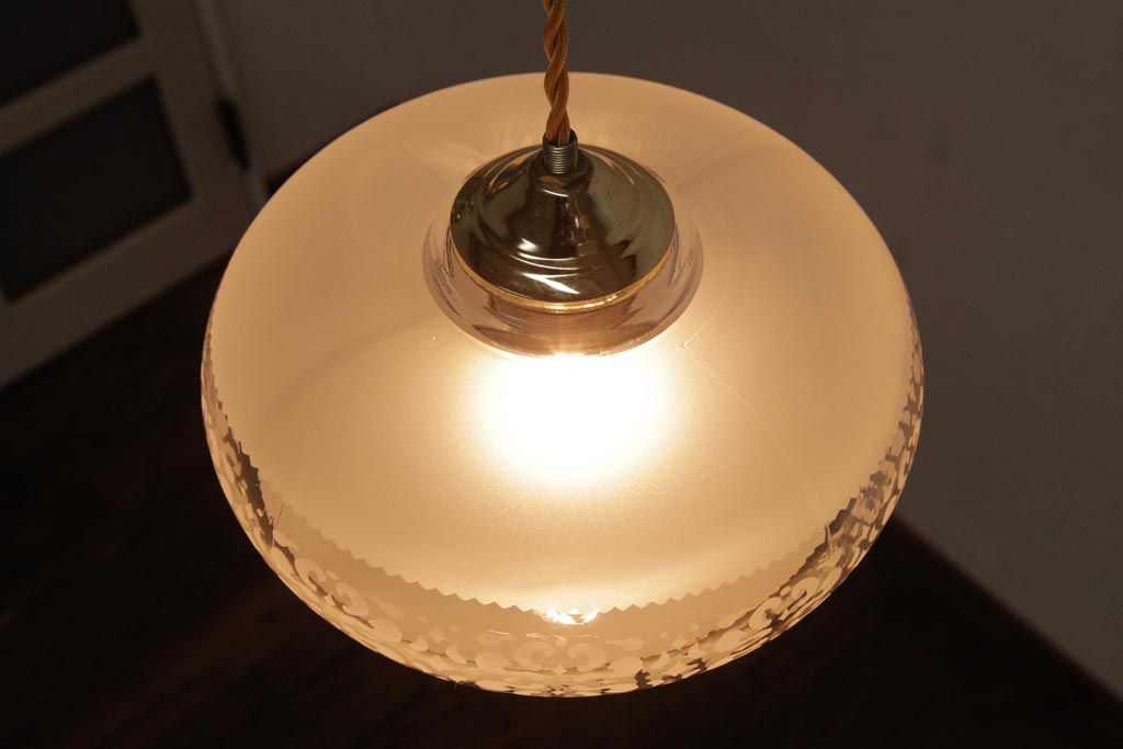フランスビンテージ　幾何学模様の透かしがおしゃれなすりガラスシェードのペンダントライト(天井照明)