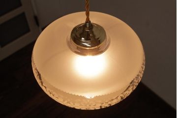 フランスビンテージ　幾何学模様の透かしがおしゃれなすりガラスシェードのペンダントライト(天井照明)