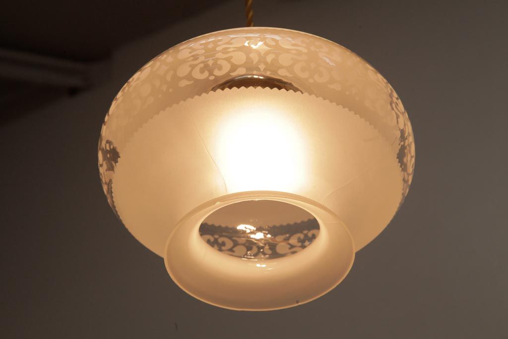 フランスビンテージ　幾何学模様の透かしがおしゃれなすりガラスシェードのペンダントライト(天井照明)