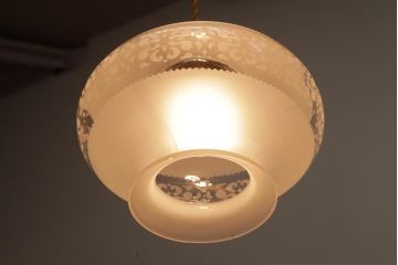 フランスビンテージ　幾何学模様の透かしがおしゃれなすりガラスシェードのペンダントライト(天井照明)