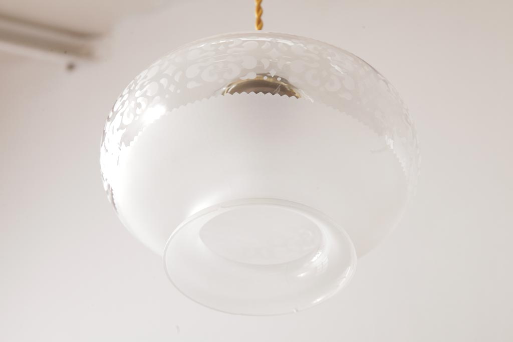 フランスビンテージ　幾何学模様の透かしがおしゃれなすりガラスシェードのペンダントライト(天井照明)