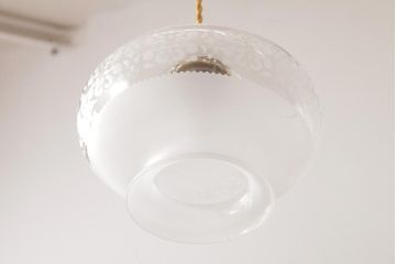 フランスビンテージ　幾何学模様の透かしがおしゃれなすりガラスシェードのペンダントライト(天井照明)