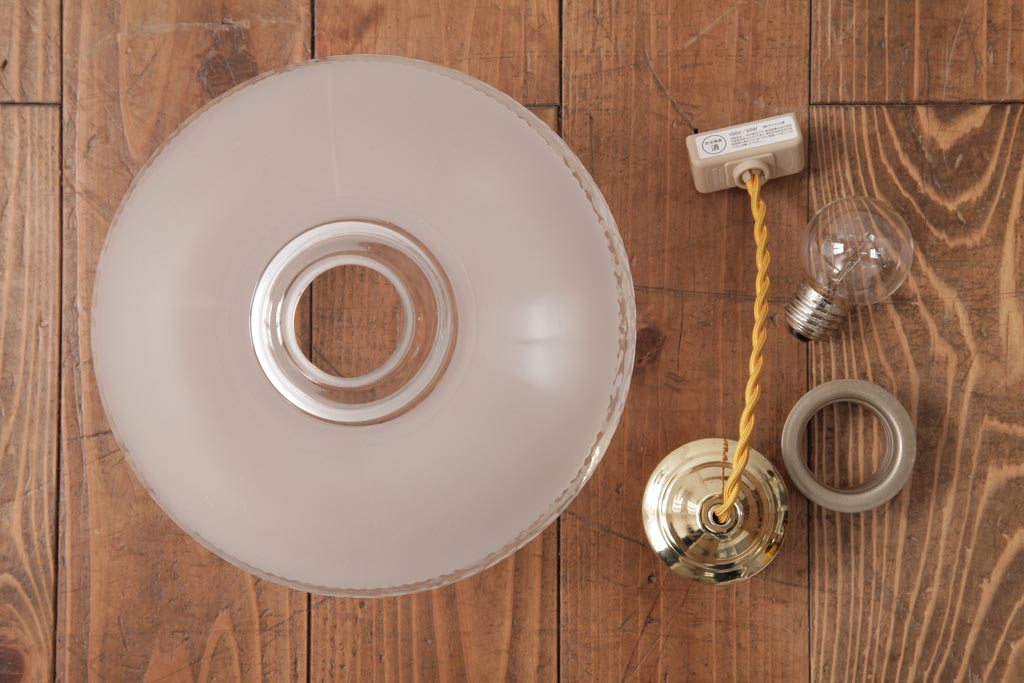 フランスビンテージ　幾何学模様の透かしがおしゃれなすりガラスシェードのペンダントライト(天井照明)