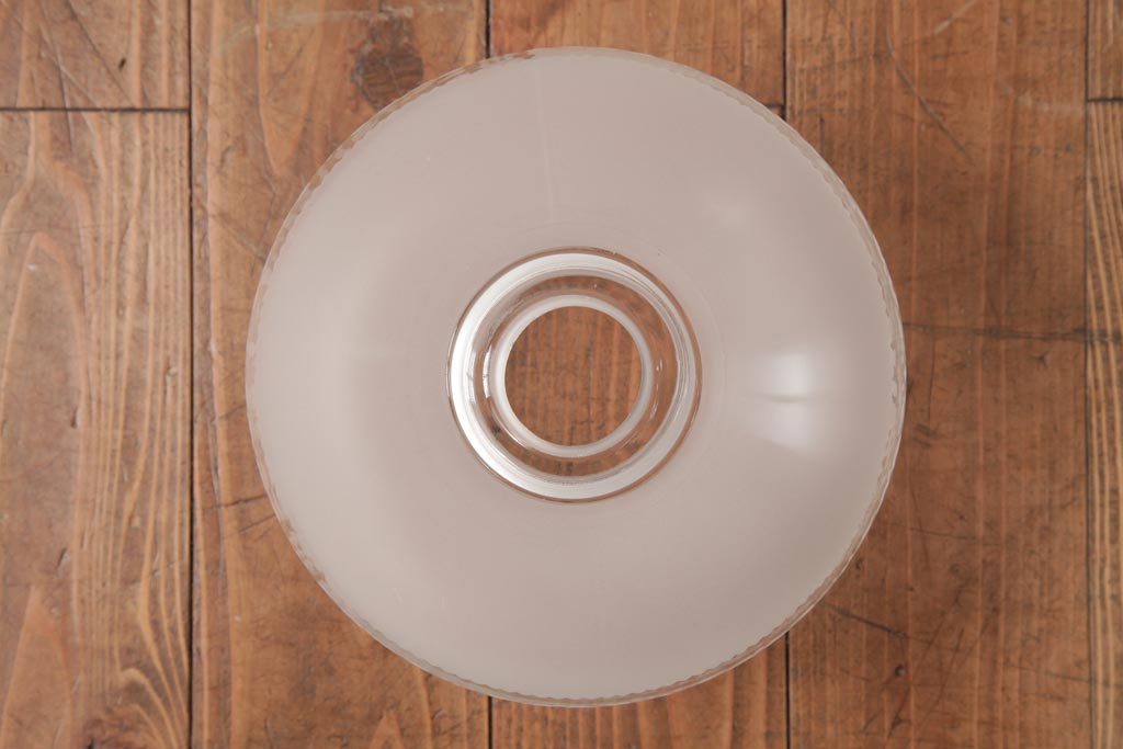 フランスビンテージ　幾何学模様の透かしがおしゃれなすりガラスシェードのペンダントライト(天井照明)