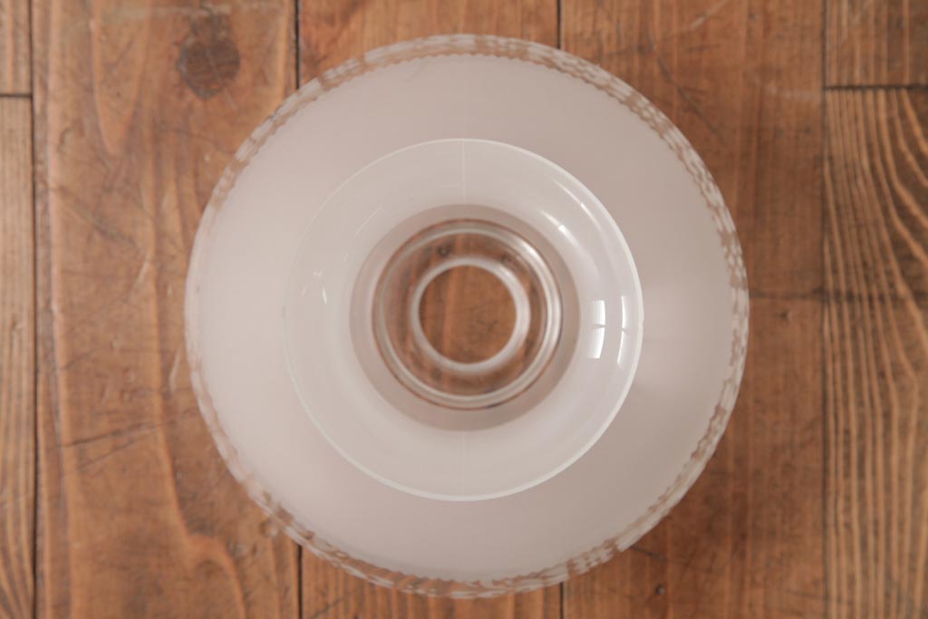 フランスビンテージ　幾何学模様の透かしがおしゃれなすりガラスシェードのペンダントライト(天井照明)