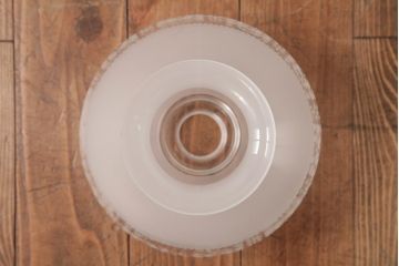 フランスビンテージ　幾何学模様の透かしがおしゃれなすりガラスシェードのペンダントライト(天井照明)