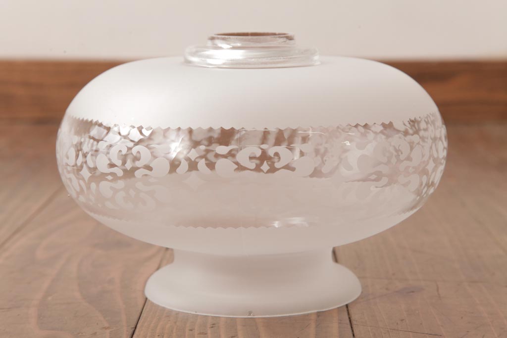 フランスビンテージ　幾何学模様の透かしがおしゃれなすりガラスシェードのペンダントライト(天井照明)