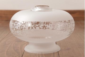 フランスビンテージ　幾何学模様の透かしがおしゃれなすりガラスシェードのペンダントライト(天井照明)