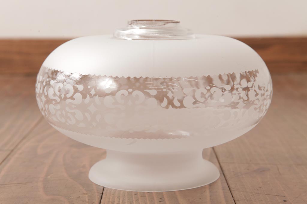 フランスビンテージ　幾何学模様の透かしがおしゃれなすりガラスシェードのペンダントライト(天井照明)