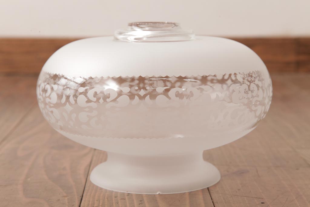 フランスビンテージ　幾何学模様の透かしがおしゃれなすりガラスシェードのペンダントライト(天井照明)