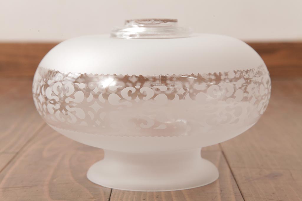 フランスビンテージ　幾何学模様の透かしがおしゃれなすりガラスシェードのペンダントライト(天井照明)