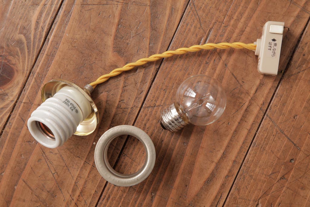 フランスビンテージ　幾何学模様の透かしがおしゃれなすりガラスシェードのペンダントライト(天井照明)