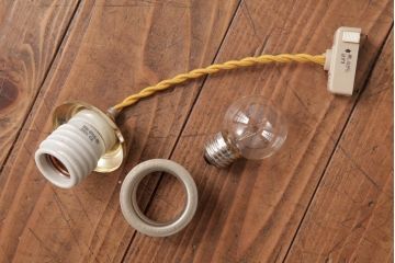 フランスビンテージ　幾何学模様の透かしがおしゃれなすりガラスシェードのペンダントライト(天井照明)