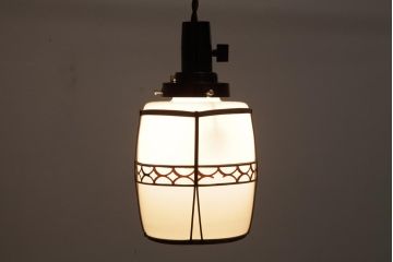 昭和レトロ　和モダンなデザインと味わい深い佇まいが魅力の乳白ガラスのペンダントライト(電笠、天井照明)