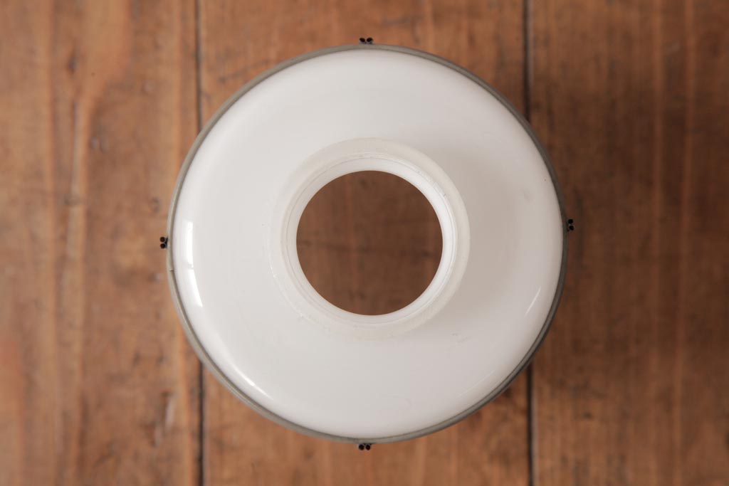 昭和レトロ　和モダンなデザインと味わい深い佇まいが魅力の乳白ガラスのペンダントライト(電笠、天井照明)