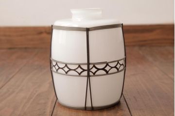 昭和レトロ　和モダンなデザインと味わい深い佇まいが魅力の乳白ガラスのペンダントライト(電笠、天井照明)