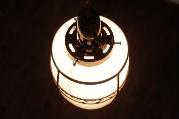 昭和レトロ　和モダンなデザインと味わい深い佇まいが魅力の乳白ガラスのペンダントライト(電笠、天井照明)