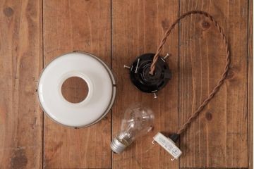 昭和レトロ　和モダンなデザインと味わい深い佇まいが魅力の乳白ガラスのペンダントライト(電笠、天井照明)