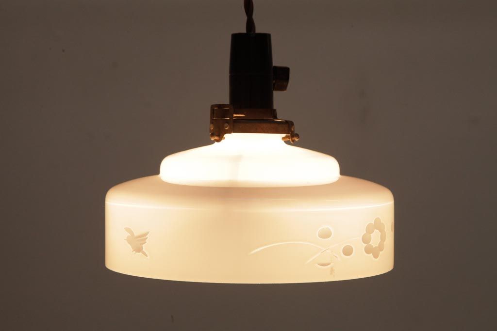 昭和レトロ　愛らしい花鳥が描かれた切子細工のペンダントライト(天井照明、吊り下げ照明)