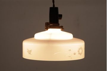 昭和レトロ　愛らしい花鳥が描かれた切子細工のペンダントライト(天井照明、吊り下げ照明)