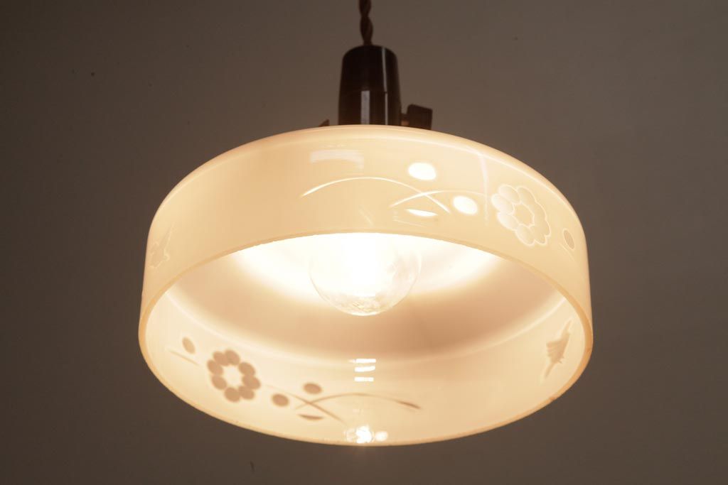 昭和レトロ　愛らしい花鳥が描かれた切子細工のペンダントライト(天井照明、吊り下げ照明)