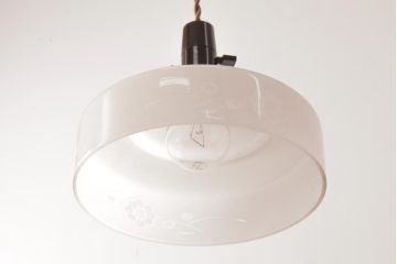 昭和レトロ　愛らしい花鳥が描かれた切子細工のペンダントライト(天井照明、吊り下げ照明)