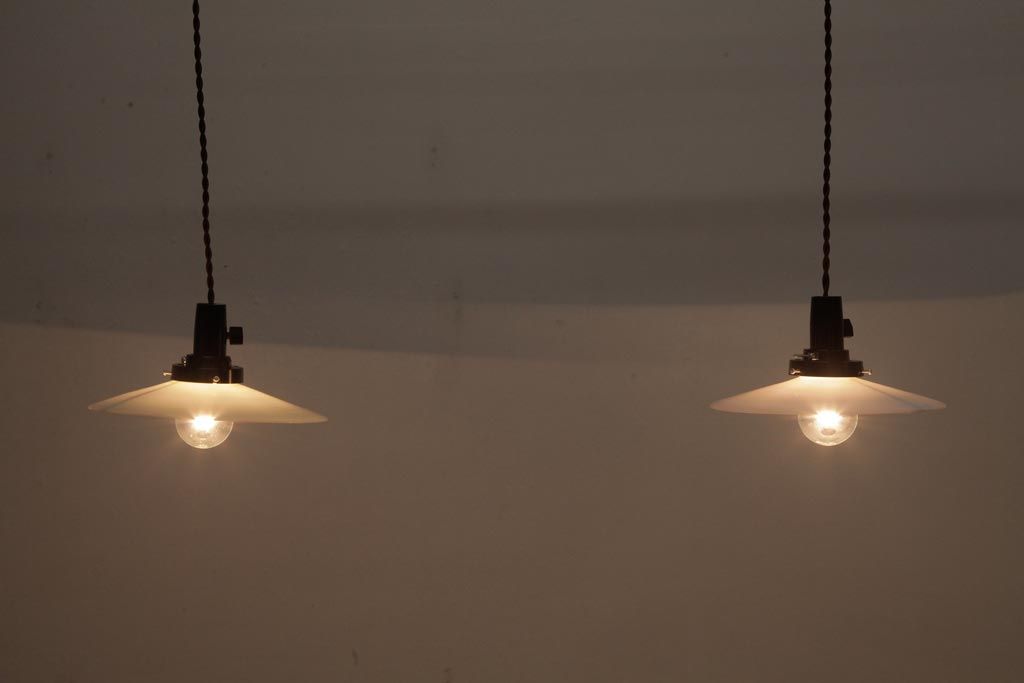 昭和レトロ　平笠シェードが昔懐かしいペンダントライト2個セット(天井照明、吊り下げ照明)