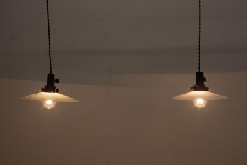 昭和レトロ　平笠シェードが昔懐かしいペンダントライト2個セット(天井照明、吊り下げ照明)