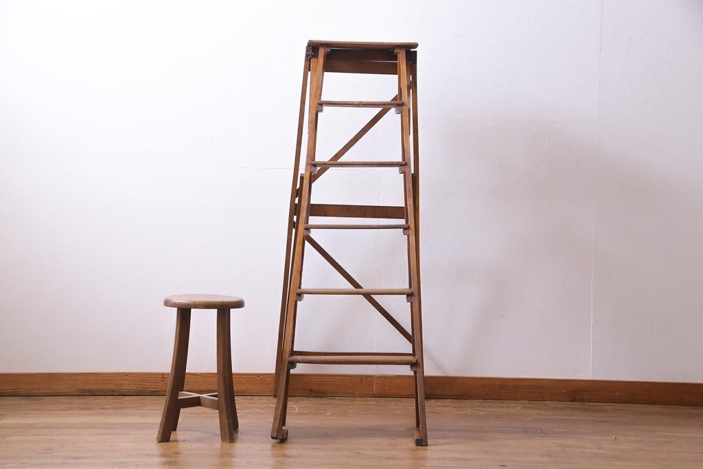 アンティーク 脚立 ペンキの跡が残るレトロ感溢れる木製の脚立 DC5508 – 古福庵