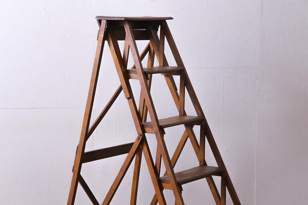 アンティーク雑貨　フランスアンティーク　インダストリアルなお部屋とも相性の良い木製のステップラダー(脚立)