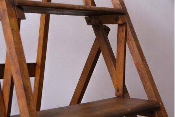 アンティーク雑貨　フランスアンティーク　インダストリアルなお部屋とも相性の良い木製のステップラダー(脚立)
