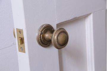 イギリスアンティーク　当時物のステンドグラスがおしゃれな当店ペイントの木製ドア(扉)