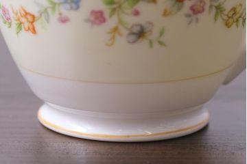 中古　ノリタケ(Noritake)　月桂樹-マルキ印　彩色ゆたかな上品なカップ&ソーサー2客セット(洋食器)