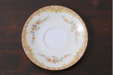 中古　ノリタケ(Noritake)　月桂樹-マルキ印　彩色ゆたかな上品なカップ&ソーサー2客セット(洋食器)