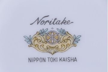 中古　ノリタケ(Noritake)　月桂樹-マルキ印　彩色ゆたかな上品なカップ&ソーサー2客セット(洋食器)