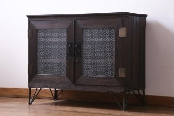 アンティーク家具　リメイク　当店オリジナルガラス　金具の意匠が魅力的な鉄脚付リビングボード(ローボード、収納棚)