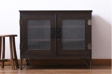 アンティーク家具　リメイク　当店オリジナルガラス　金具の意匠が魅力的な鉄脚付リビングボード(ローボード、収納棚)