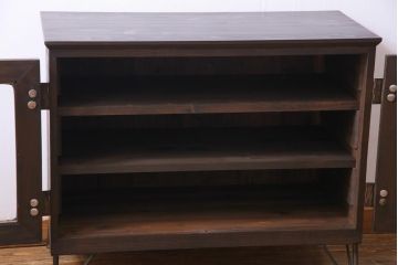 アンティーク家具　リメイク　当店オリジナルガラス　金具の意匠が魅力的な鉄脚付リビングボード(ローボード、収納棚)