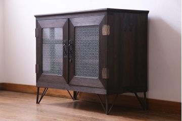 アンティーク家具　リメイク　当店オリジナルガラス　金具の意匠が魅力的な鉄脚付リビングボード(ローボード、収納棚)